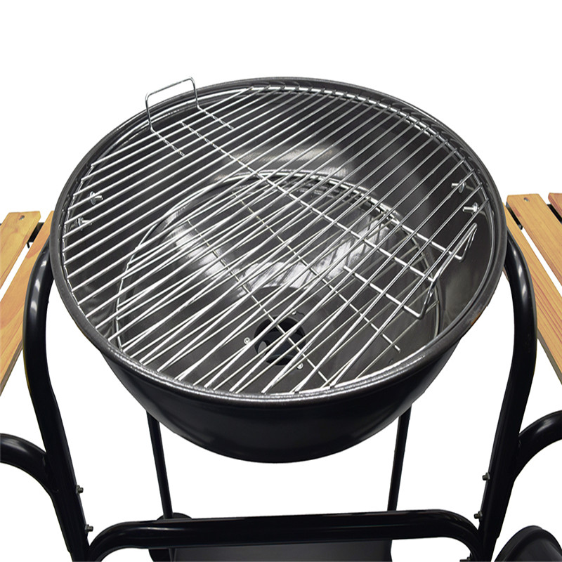 Grillowany grill węglowy z bocznym stolikiem