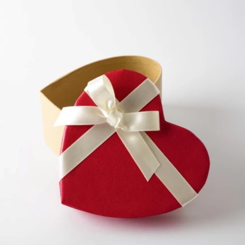 Sztywne pudełko na dwa serca w kształcie sześcianu i okrągłe rurki papierowe