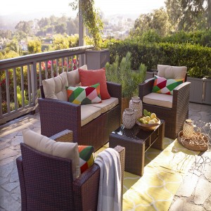 Rattan 4-elementowy wiklinowy zestaw do konwersacji na zewnątrz z odpornymi na warunki pogodowe poduszkami i blatem ze szkła hartowanego （ciemnobrązowy)