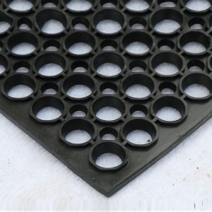 Antypoślizgowa gumowa mata z otworem odpływowym na plac zabaw