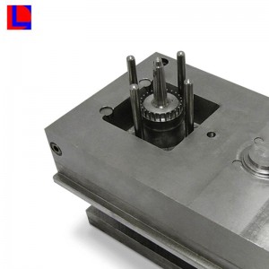 Jako projekt formowania wtryskowego z precyzyjną tanią gumową formą wtryskową z gorącym kanałem