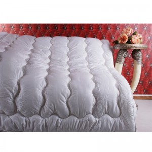 Pikowane kołdry z włókna syntetycznego w kolorze białym