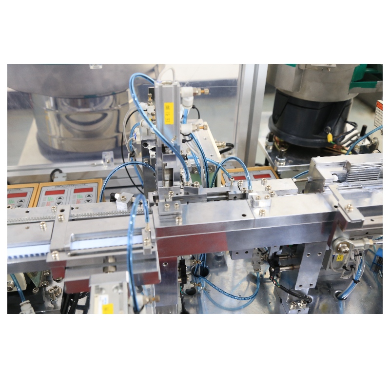 Automatyczna maszyna do wkładania nakrętek dociskowych