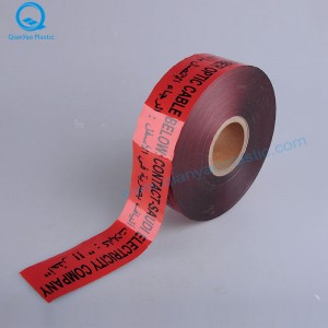 Arabia Saudyjska NIEBEZPIECZEŃSTWO / PRZESTROGA Taśma ostrzegawcza podziemnego kabla telekomunikacyjnego; Kabel światłowodowy pod taśmą ostrzegawczą pod bielizną