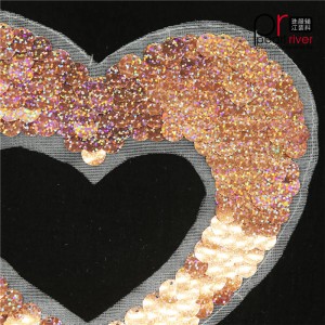 cekinowa naszywka w kształcie różowego serca