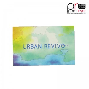 modna kolorowa zawieszka z dużą liczbą