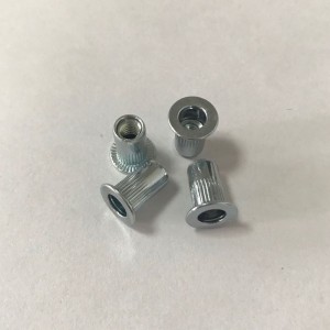 nakrętka nitowana z łbem płaskim