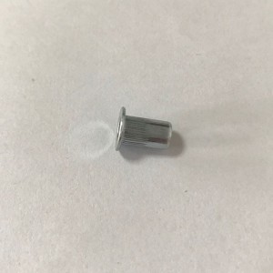 nakrętka nitowana z łbem płaskim