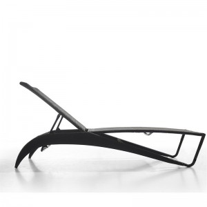 Krzesła ogrodowe z rattanu przy basenie ogrodowe Patio