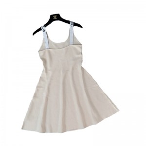 Damska letnia dzianinowa sukienka bez rękawów z logo LOGO z literą A.