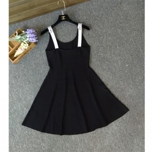 Damska letnia dzianinowa sukienka bez rękawów z logo LOGO z literą A.