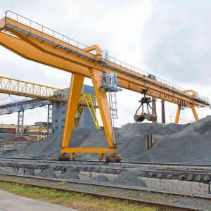 Suwnica bramowa z chwytakiem