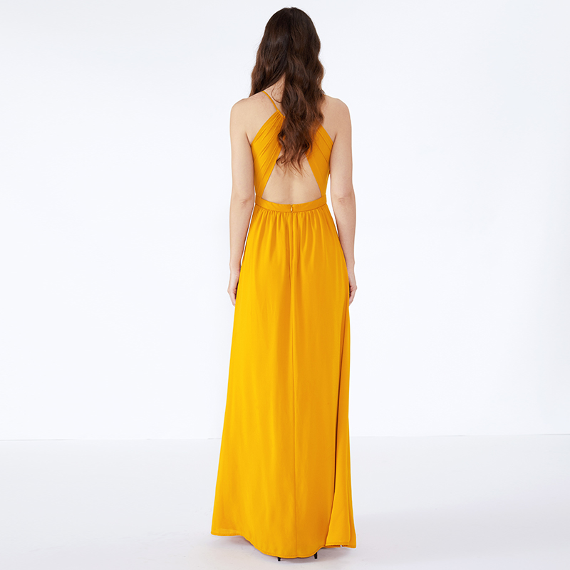 Pomarańczowa długa sukienka maxi z długimi ramiączkami