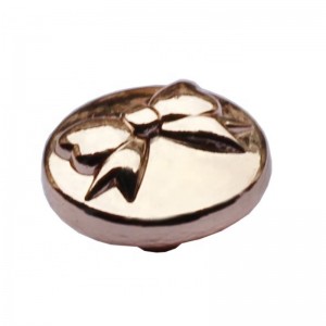 Modny metalowy guzik z metalowym złotym guzikiem na grzebieniu. 13