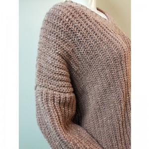 SWETER METALICZNY Z RÓŻEM NA SZYJĘ RLWS0049F