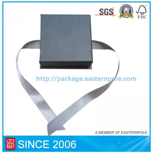 Czarne luksusowe pudełko z podstawą i wstążką