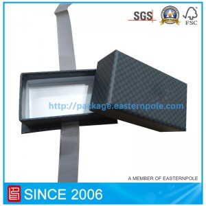 Czarne luksusowe pudełko z podstawą i wstążką