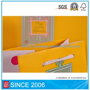 Urocza torba papierowa na prezent