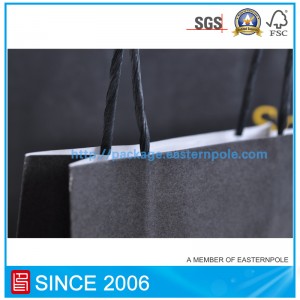 Czarna papierowa torba z logo tłoczenia folii