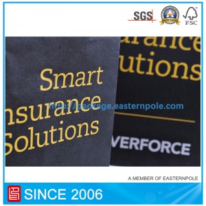 Czarna papierowa torba z logo tłoczenia folii