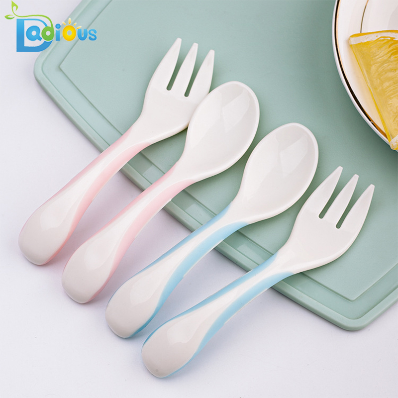 Produkty dla niemowląt Hot Sale Baby First Stage Spoons Plastikowe Baby Toddler Spoon Baby Traveling Fork and Spoon Set