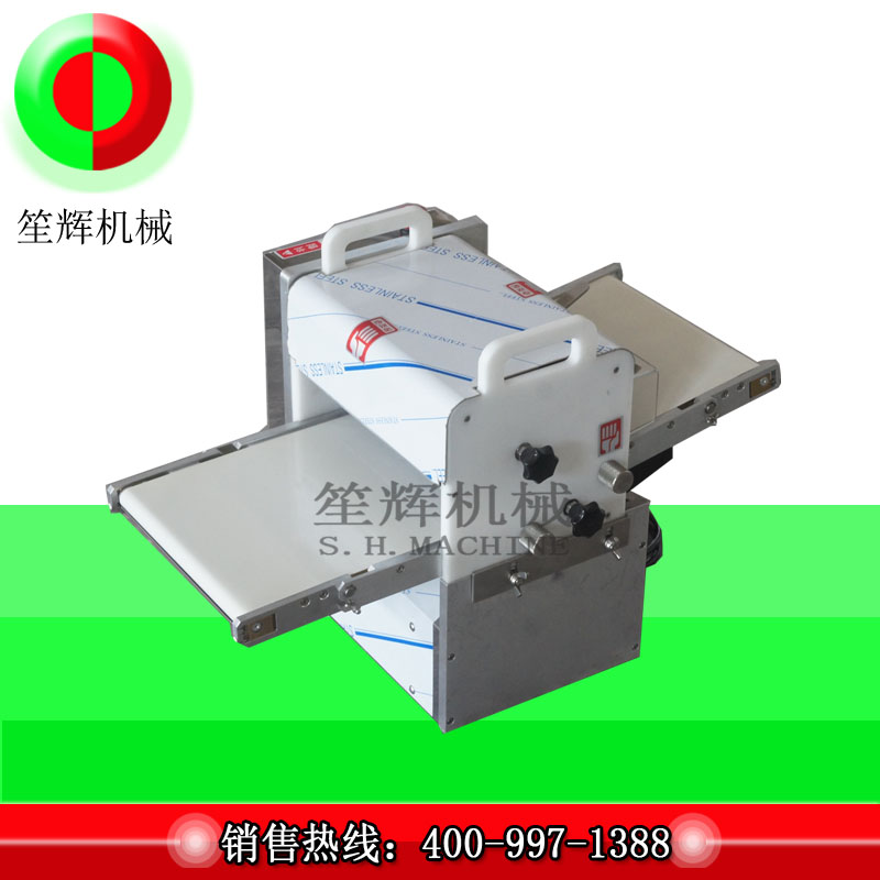 Mała krajalnica do mięsa tnie schab