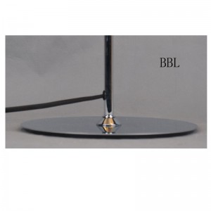 Lampa stołowa z metalowym kloszem i płaską podstawą