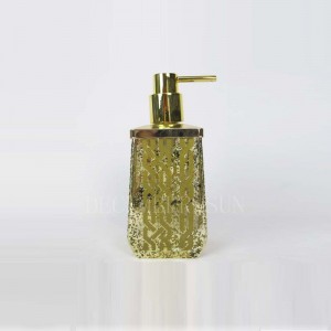 przezroczyste szkło ze złotymi dekorowanymi akcesoriami łazienkowymi