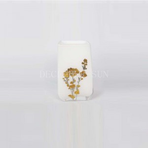 Kwadratowa biel ze złotymi szklanymi akcesoriami łazienkowymi z uchwytem na szczoteczkę do zębów