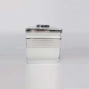 Elegancki biały ze srebrnym szklanym zestawem łazienkowym