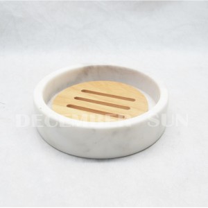 Zestaw akcesoriów łazienkowych z białego marmuru z drewnianymi elementami