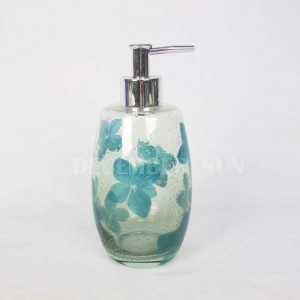 Przezroczyste szkło z naklejonym zestawem akcesoriów łazienkowych