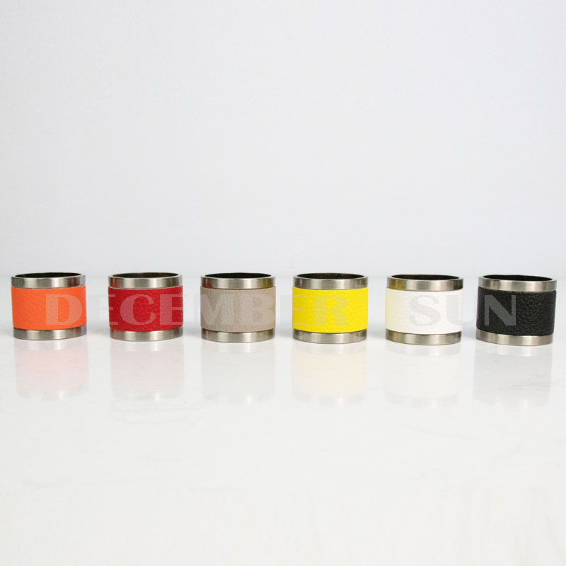 Piękny metalowy i skórzany pierścień na serwetki