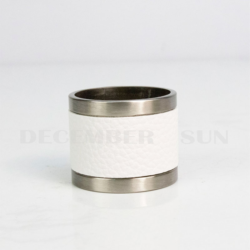 Piękny metalowy i skórzany pierścień na serwetki