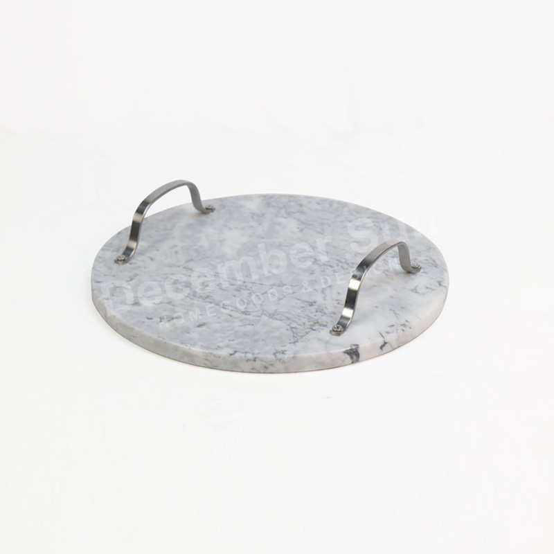 Marmurowa taca do serwowania na gorąco z metalowym uchwytem