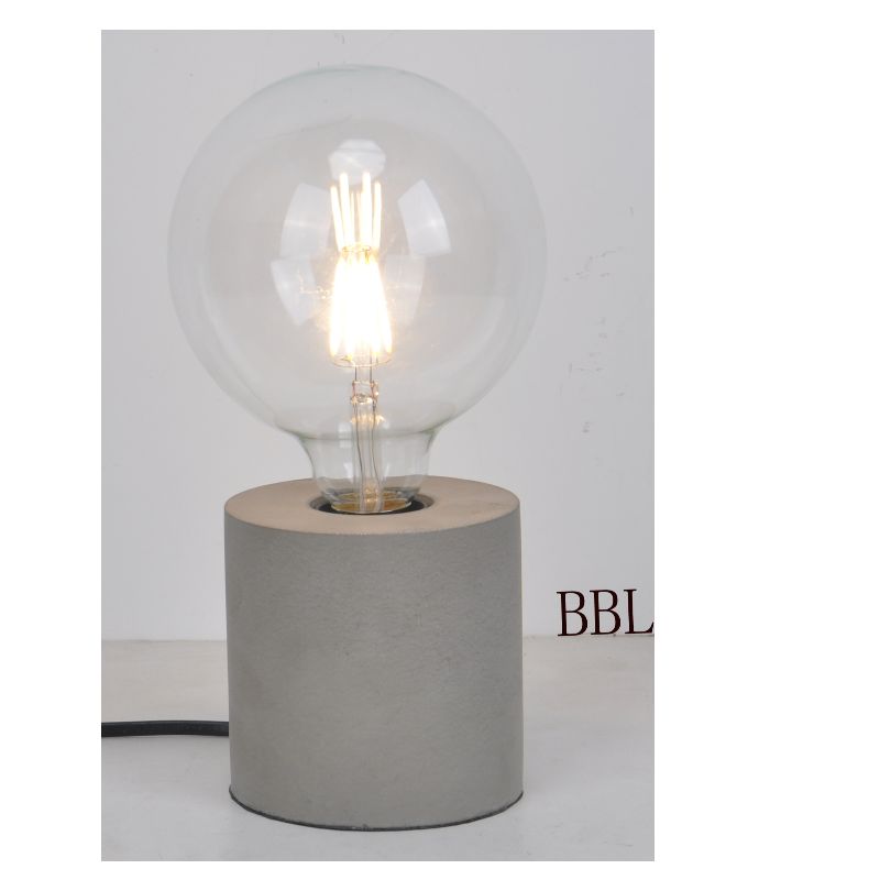 Lampa stołowa z betonową podstawą słupową