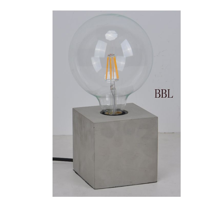 Lampa stołowa z kwadratową betonową podstawą