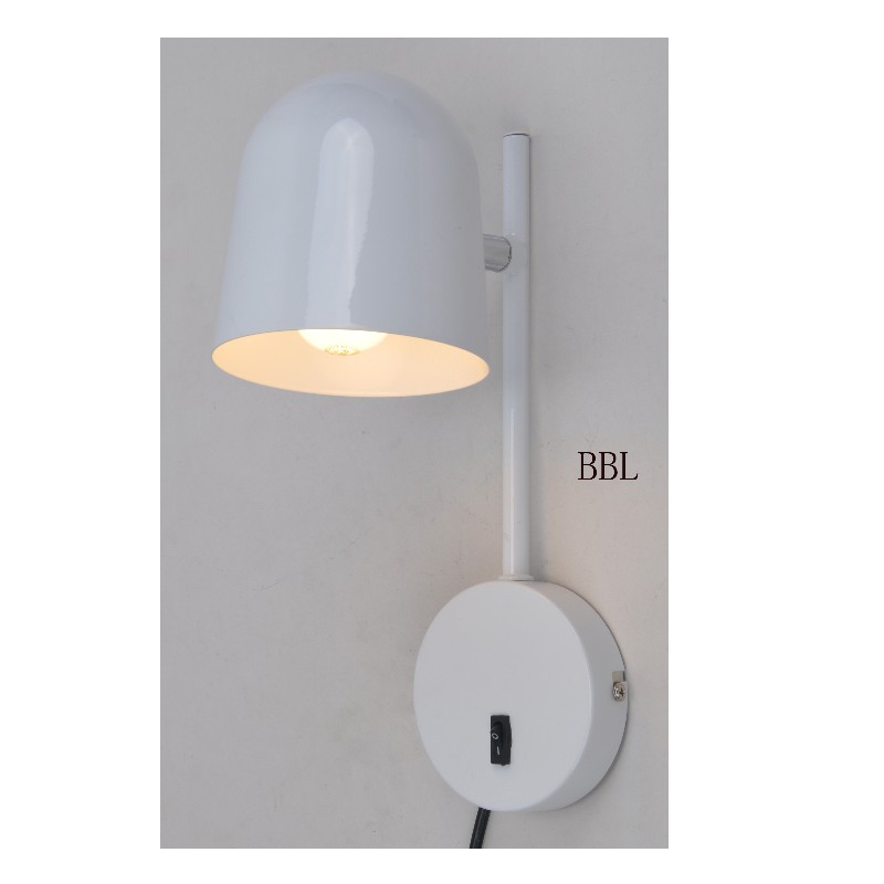 Kinkiet z obrotowym metalowym kloszem