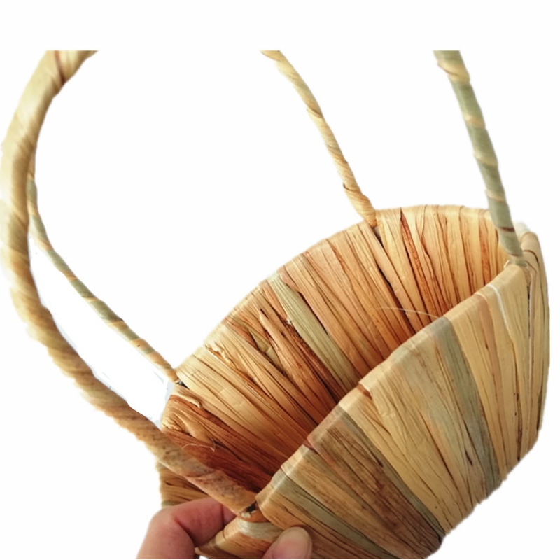 Słomiany kosz kwiatowy z rączką