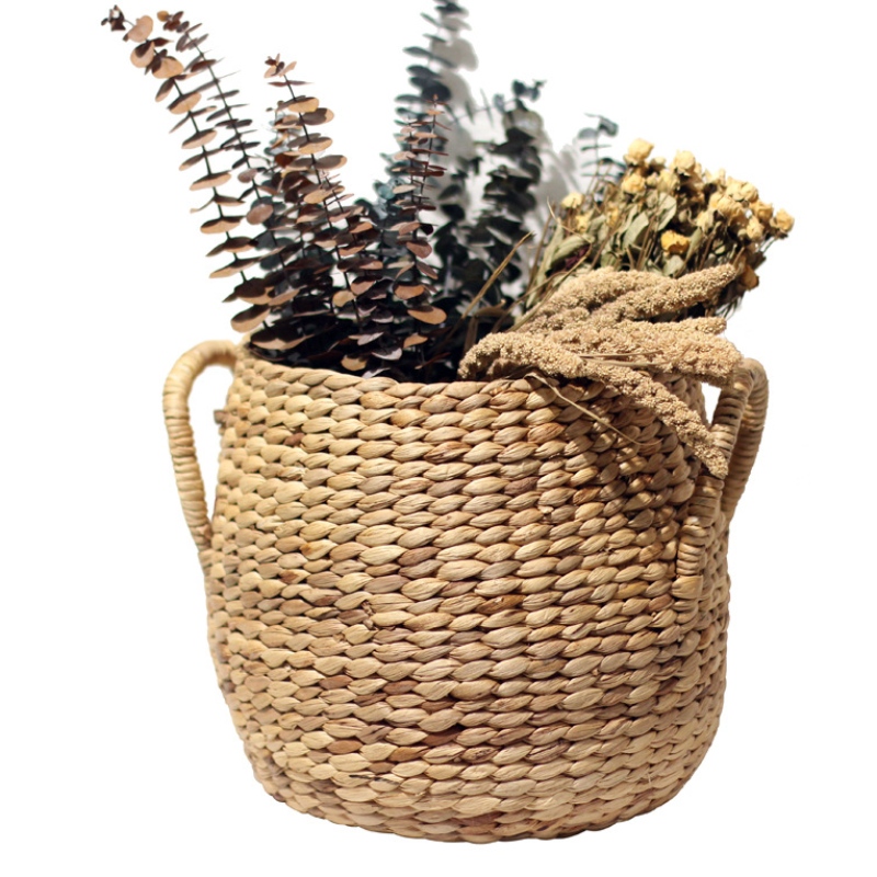 Słomiany kosz do przechowywania