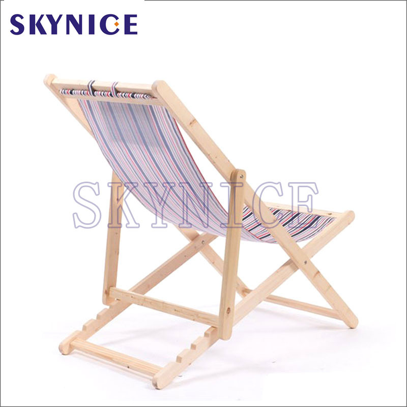 Na zewnątrz drewniane krzesło plażowe na sprzedaż