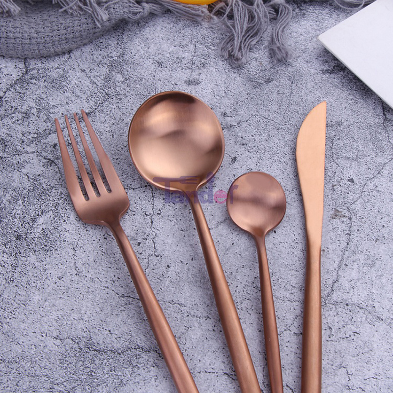 Zestaw sztućców w kolorze matowego połysku Gold Rose Sztućce