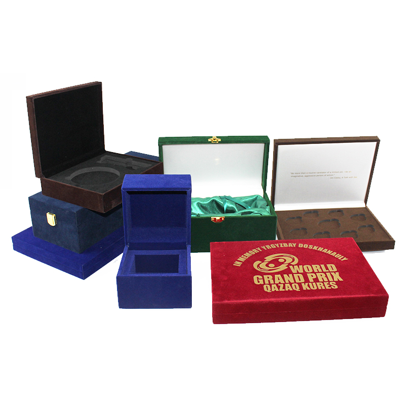 metalowa skrzynka na zegarki z drewnianym pudełka na zegarek