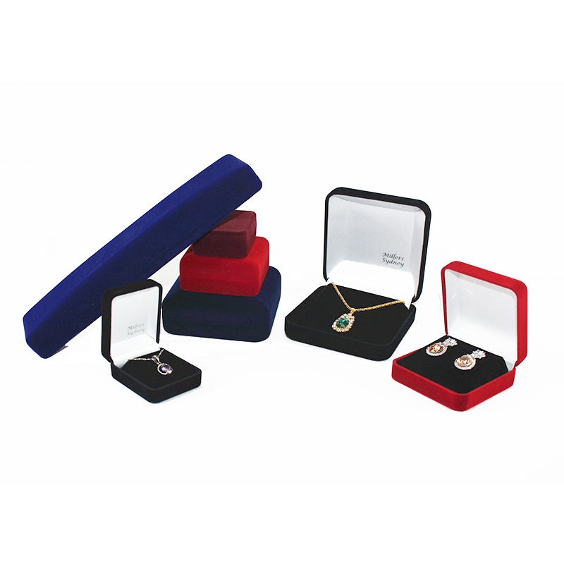 Pudełko z biżuterią, pudełko z aksamitem.