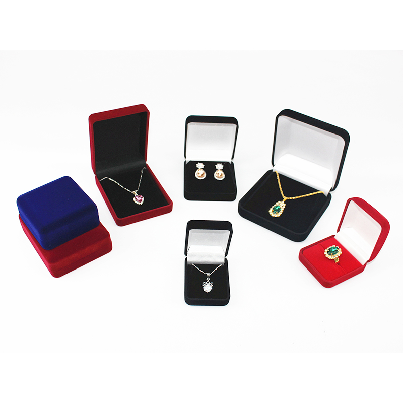 Pudełko z biżuterią, pudełko z aksamitem.