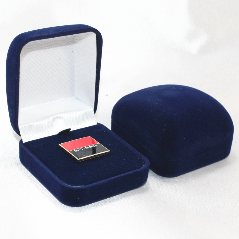 Artykuł F-2 Okrągłe aksamitne pudełko na pierścionek, znaczek i małą monetę, mm. 52 * 57 * 34, waga około 27g