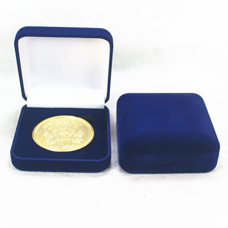 Artykuł F-80 okrągłe aksamitne pudełko na monety, znaczek i bransoletkę itp., Mm. 90 * 95 * 38, waży około 86g