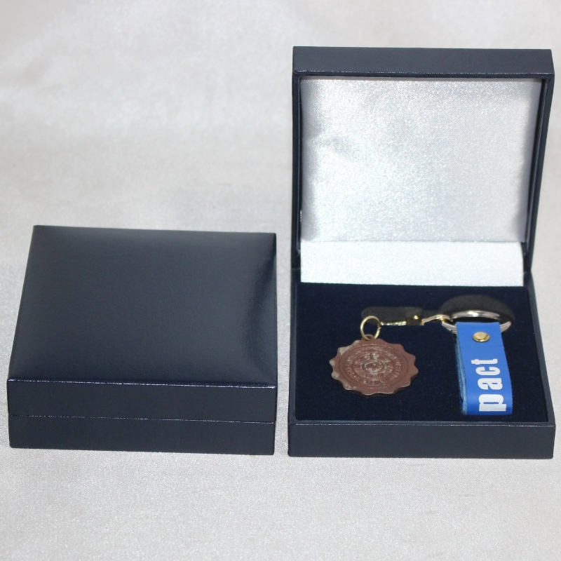 Element V-06 kwadratowy Plastic Flannelette Box dla 50-60 mm monety, odznaki, spinki do mankietów, spinki do krawata, medalu, itp. mm.88*91*33, wagi około 85g