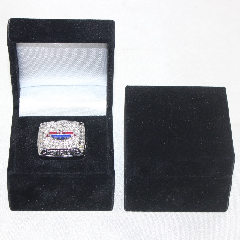 Kwadratowe pudełko flanelowe V-08 na średnicę 25-38 mm, znaczek, duży pierścionek itp. Mm. 60 * 60 * 48, waga około 63g