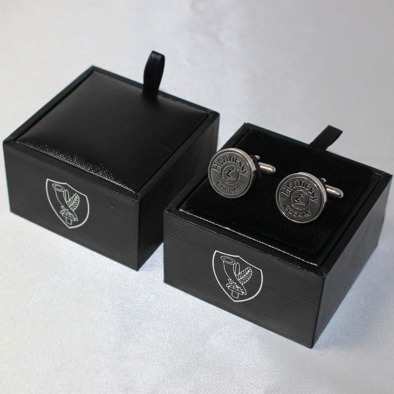 Artykuł V-20S kwadratowe pudełko ze skóry PU na spinki do mankietów itp. Mm. 65 * 65 * 38, waży około 62g